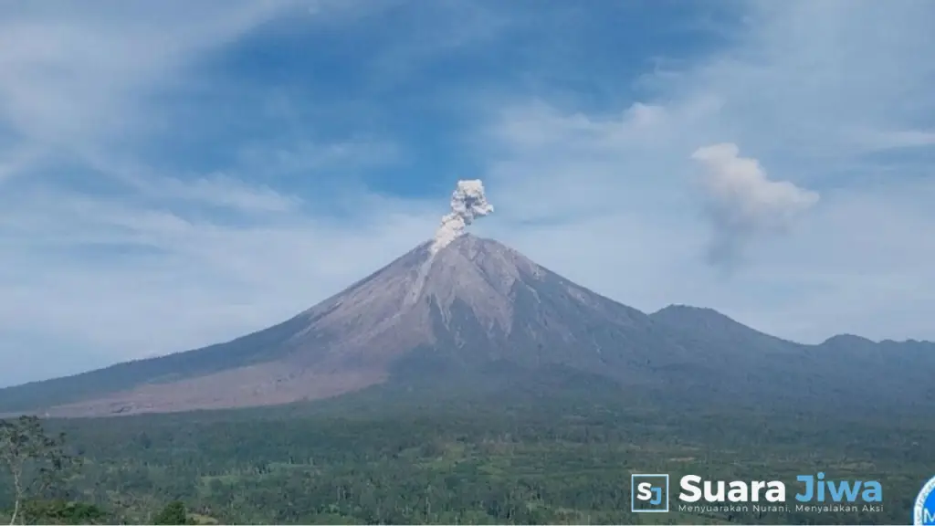 gunung semeru erupsi