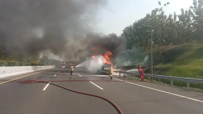 truk tangki terbakar 